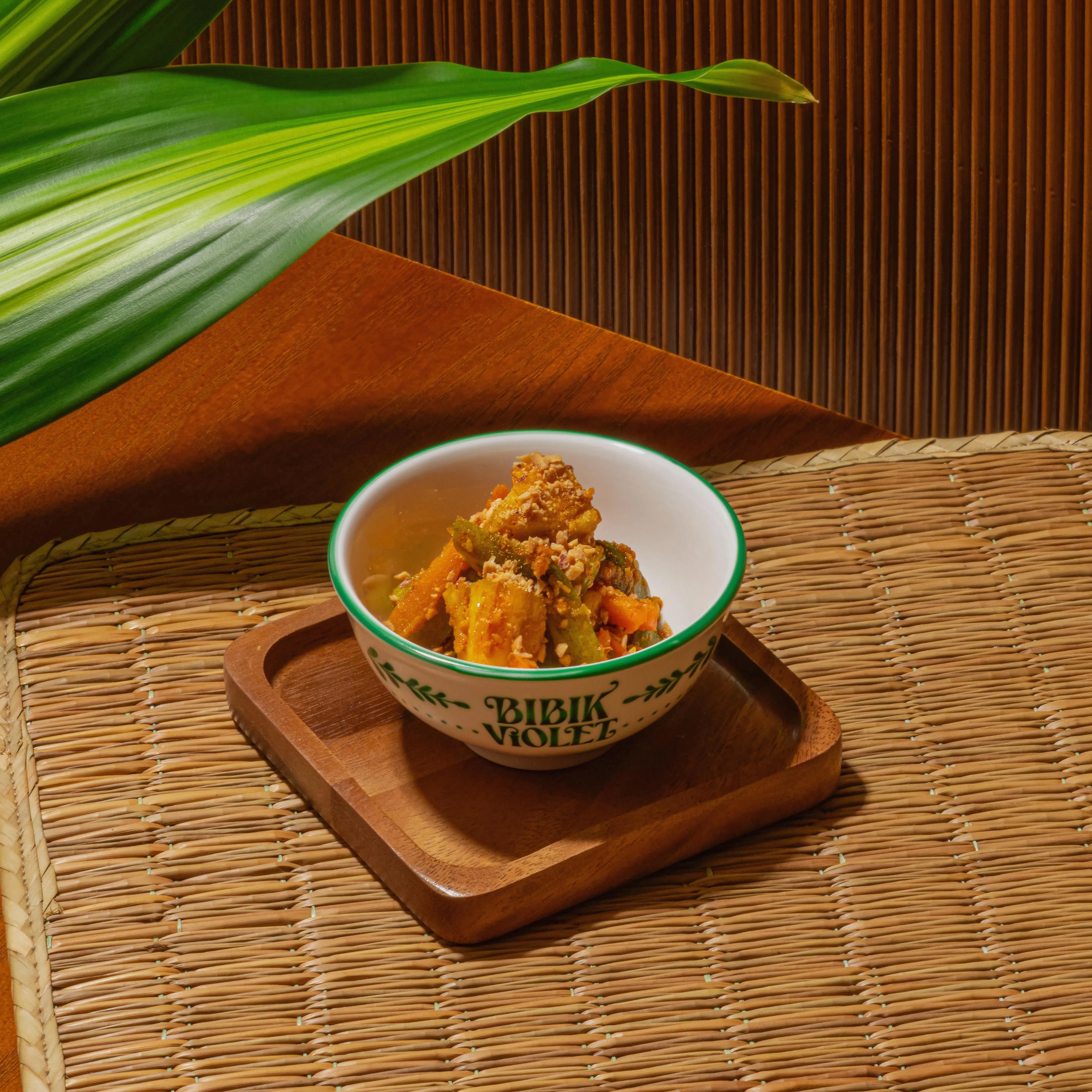 用餐前先来一碗酸爽开胃的阿渣（achar）。（餐馆提供）