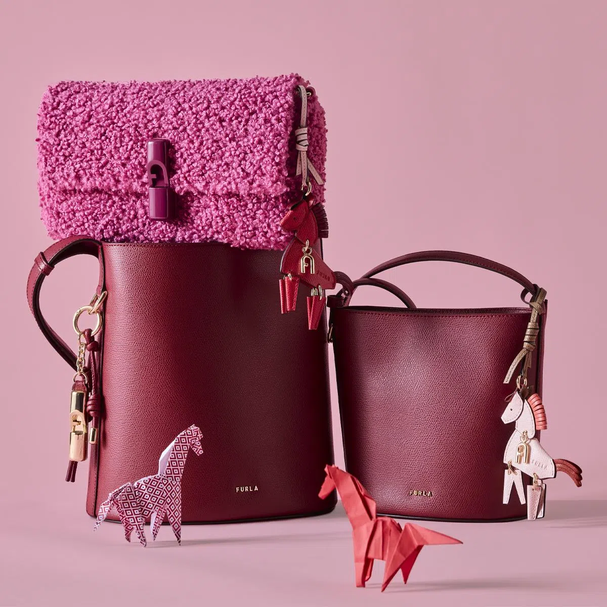 Furla新春包款，搭配皮革小马挂饰。（品牌提供）