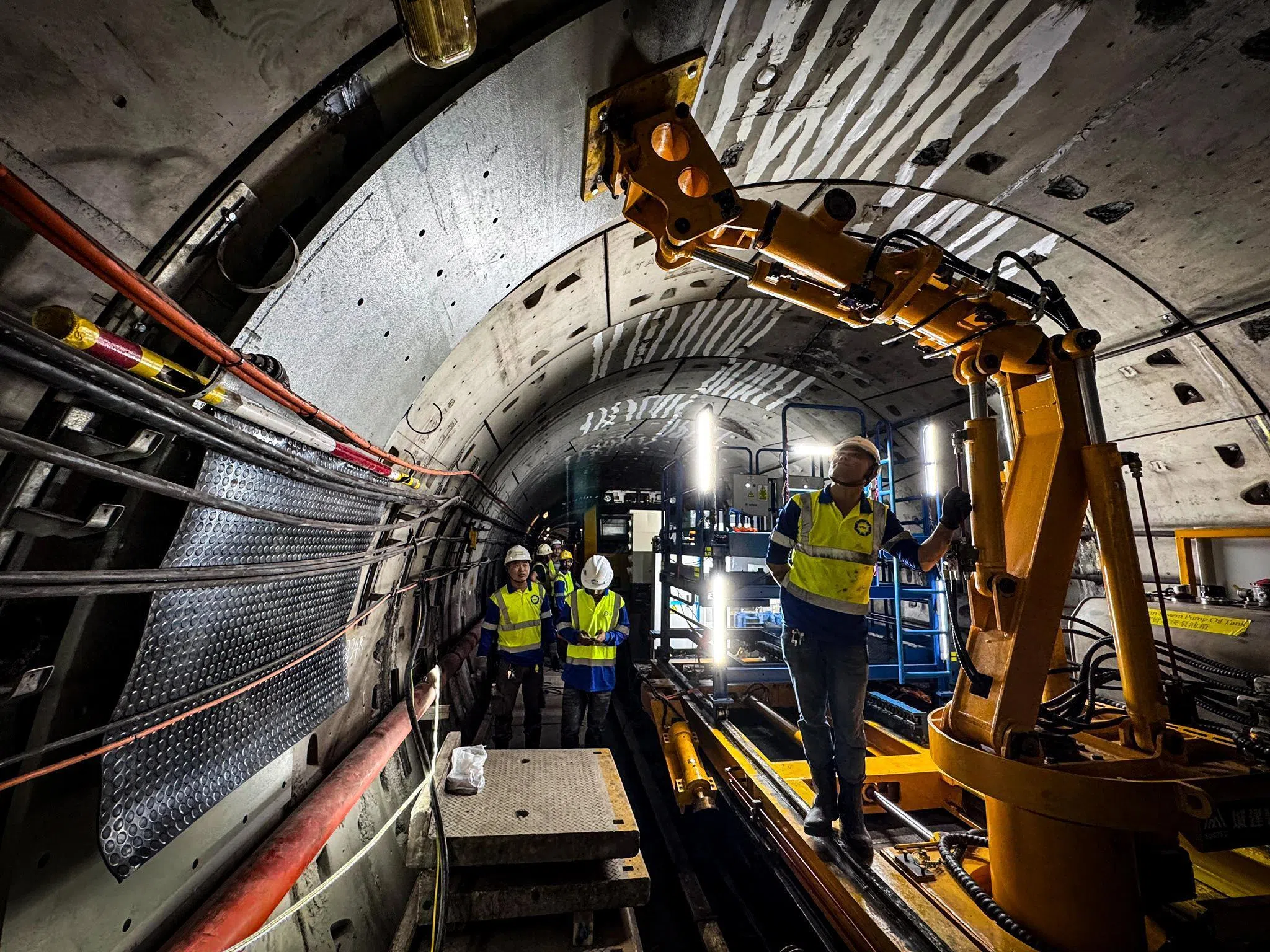 地铁环线隧道加固工程展开，当局星期五晚上（1月16日）先将首批钢板与工程设备运往隧道，并关闭蒙巴登、达科达及巴耶利峇站的其中一个月台，以利施工。星期六下午（17日），首块钢板已由专为环线隧道设计的机械臂固定在隧道墙面。（取自陆交局脸书）