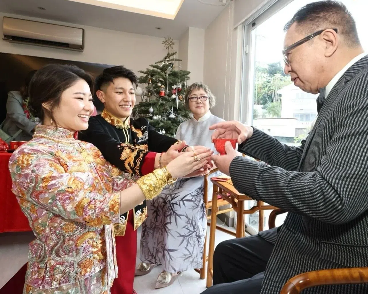 许绍雄和太太龙嬿而喝女儿女婿的茶。（互联网）