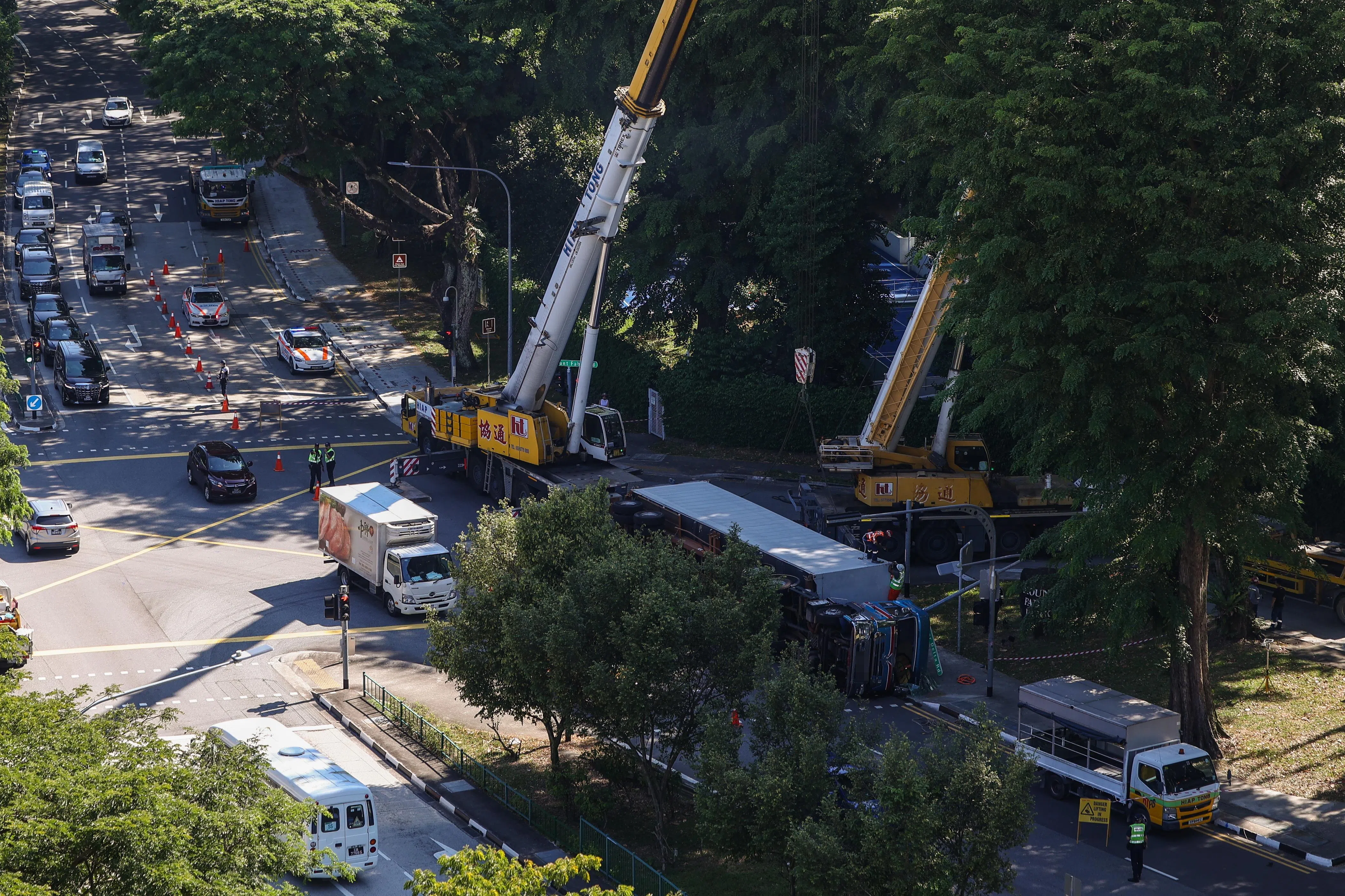 事发路段是一条双行道，罗厘虽然占据其中一条车道，但其他车辆还是能从另一条车道通过，现场因此没有出现堵车情况。（白艳琳摄）