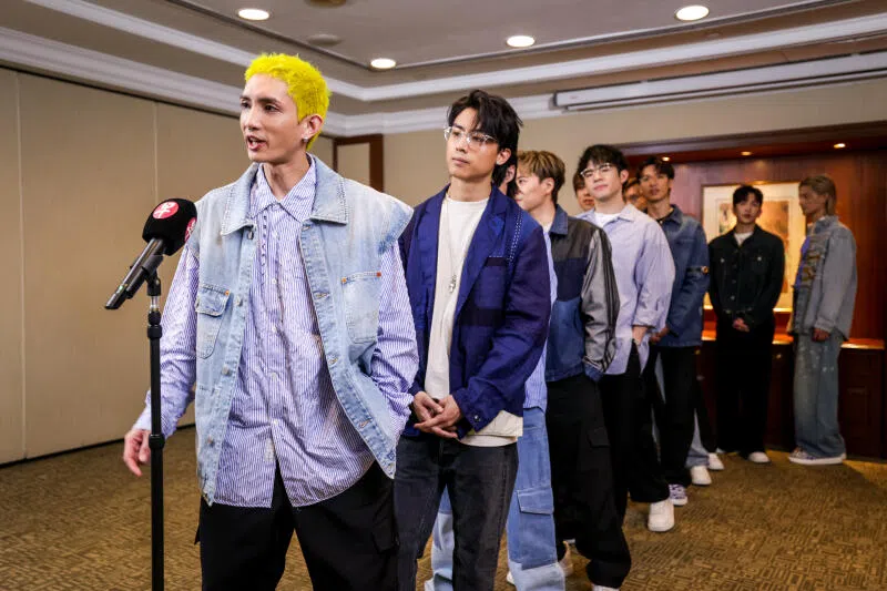 12位镜仔排成一直队玩游戏。（叶振忠摄）
