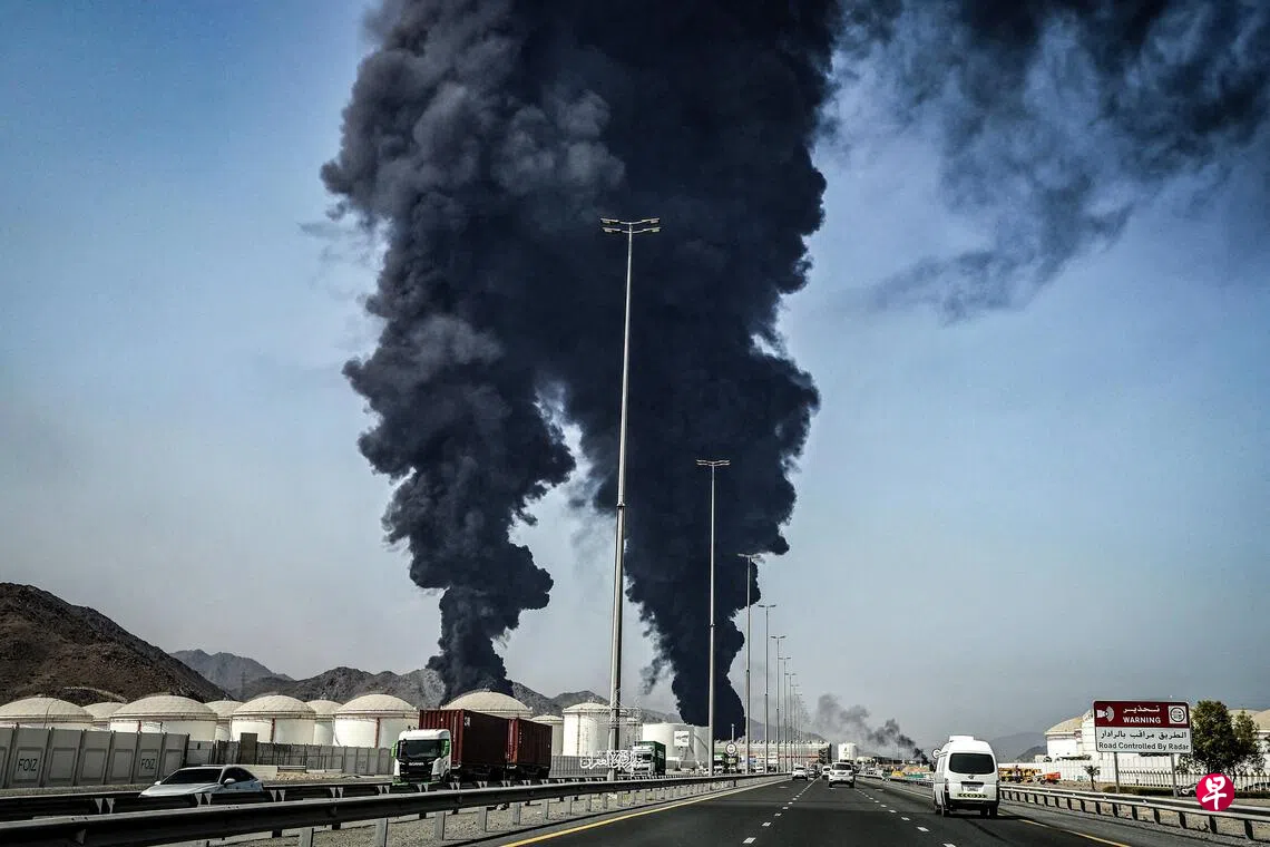 美伊冲突爆发后，阿联酋成为伊朗在海湾地区报复性打击的重点目标。图为海湾富查伊拉酋长国一个能源设施3月14日遇袭，冒出滚滚浓烟。 （法新社）