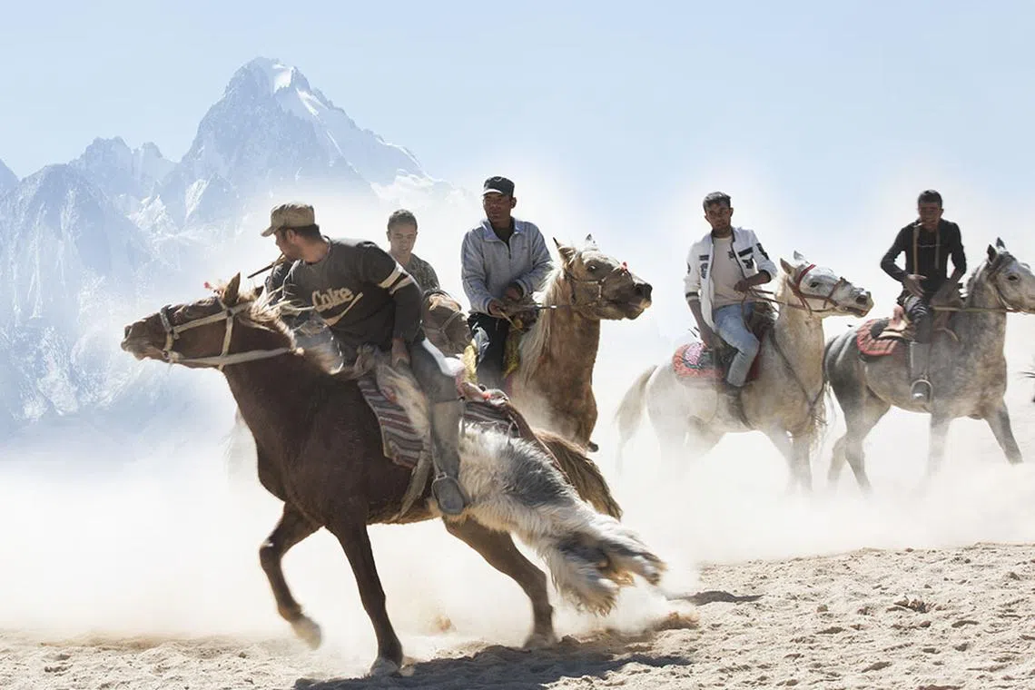 4.好不容易夺得羊皮，快马加鞭向目标飞奔。（叶文基摄）