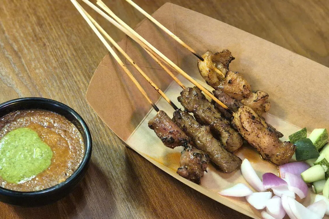 沙爹淋上可散发镬气的秘制油。（陈爱薇摄）