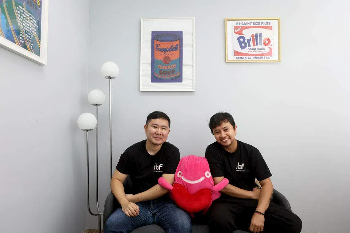 张凯恩（左）和拉法：现在的跨性别青年有更多求助管道，但很多人还是感觉孤立无援，家人的支持至关重要。（龙国雄摄）