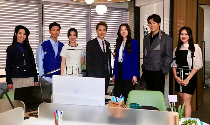 《爱·回家之三代同糖》将剧集的“灵魂场景”设在跨世代公关公司，图为饰演公关公司员工的洪曼芹（左起）、周志康、何依婷、容天佑、吴若希、赵浚承和林沚羿。（取自TVB Weekly）