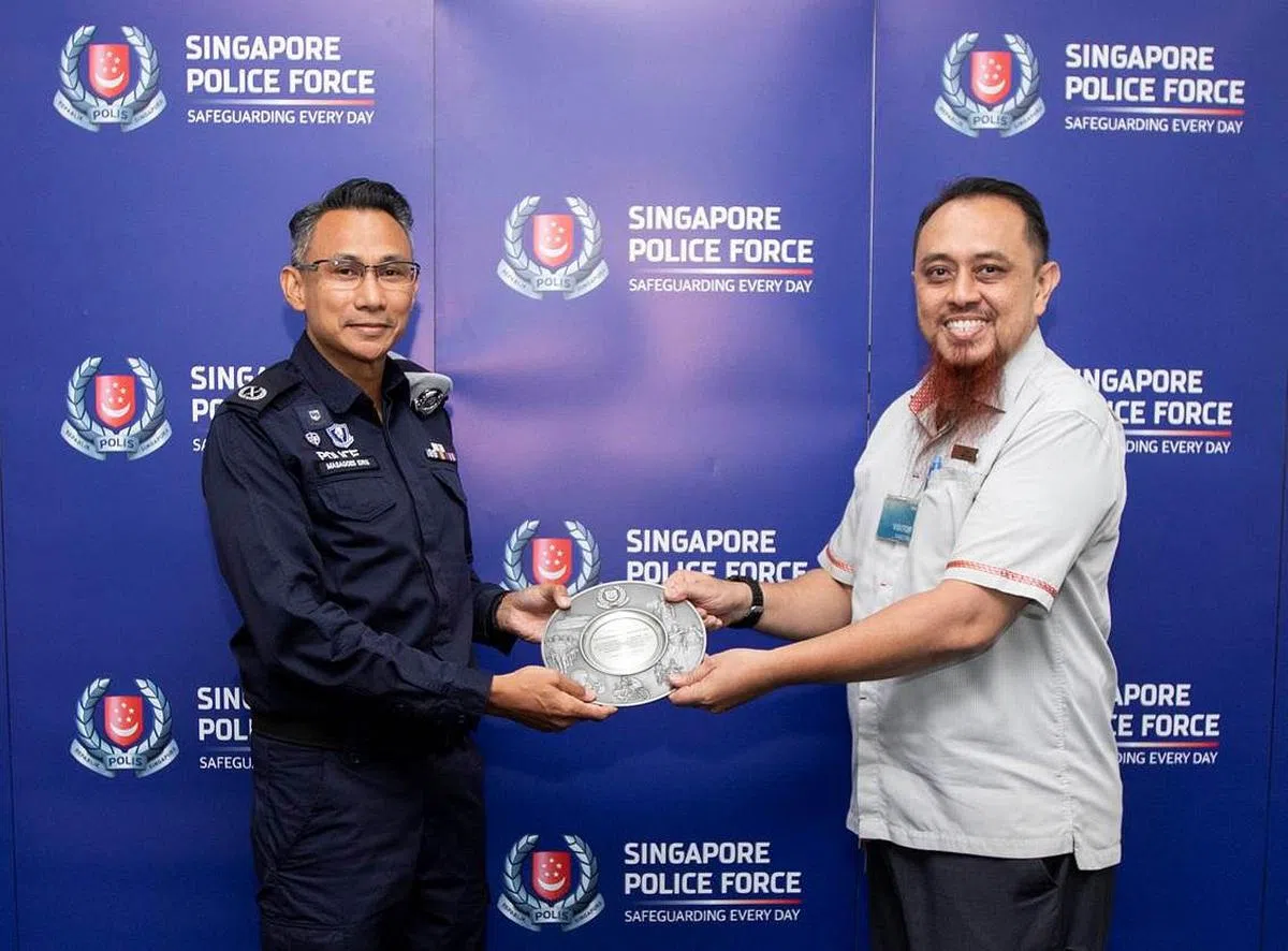 地铁站长伊扎获颁社区合作奖。（新加坡警察部队提供）