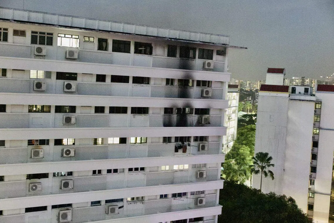 失火的9楼单位和上方单位的外墙因火患被熏黑。（陈来福摄）