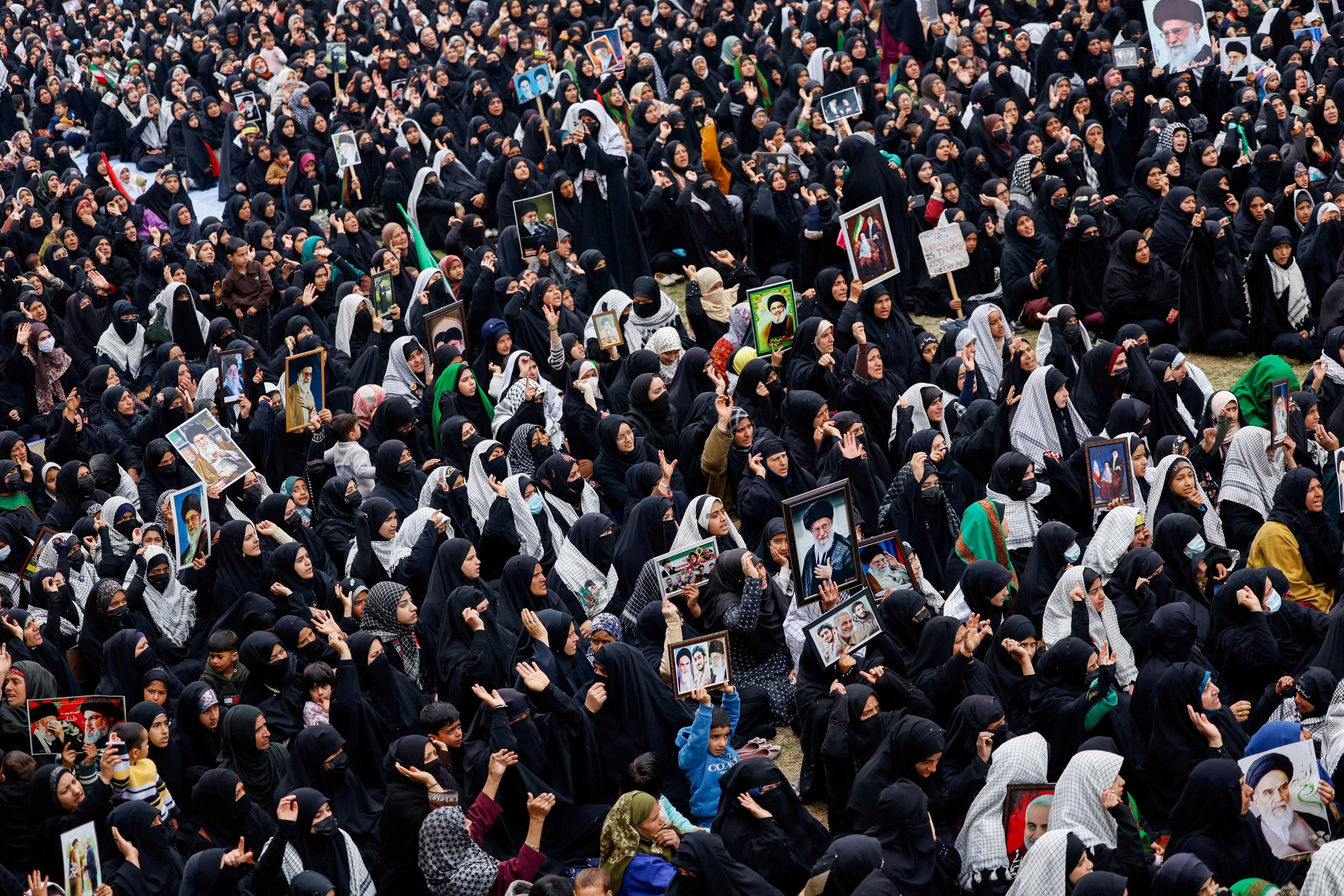 大批什叶派回教妇女星期三（3月4日）聚集在印度克什米尔马加姆镇进行大规模示威，高喊反美反以色列口号，抗议哈梅内伊遇袭身亡。（路透社）