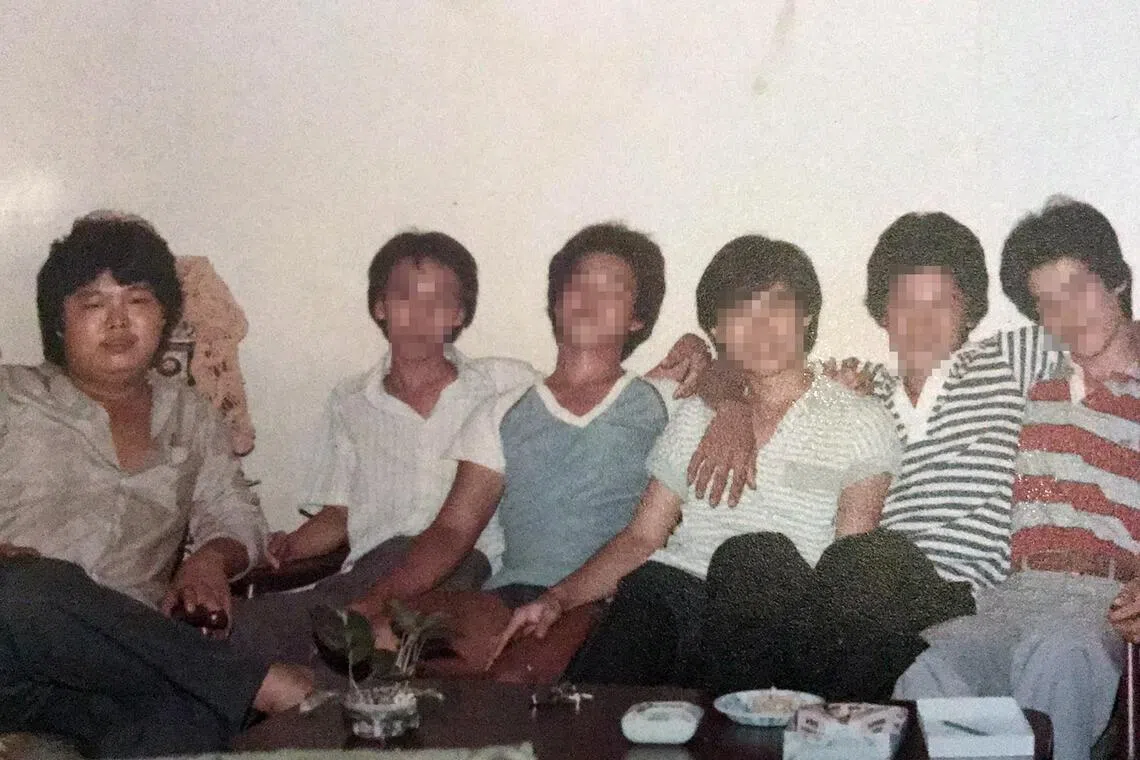 这张照片摄于马来西亚，陈泉兴（左一）与新马两地私会党徒合影。（受访者提供）