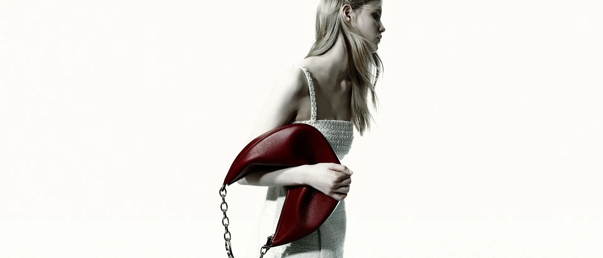 Valentino的手抓包看起来时髦又舒适。（取自valentino.com）