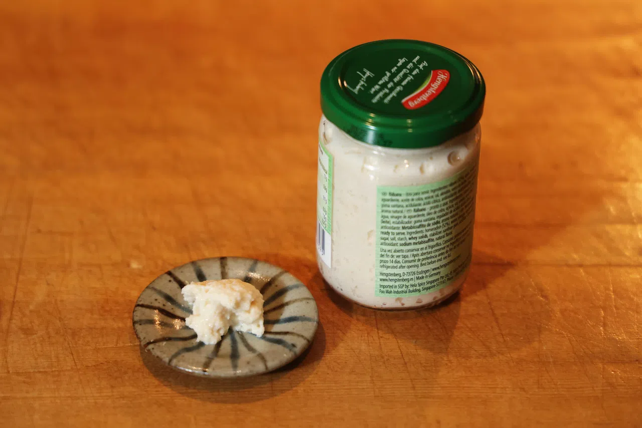 超市卖的辣根酱，辛辣度比山葵强烈，常混合奶油作为肉类和海鲜佐料。（蔡家增摄）