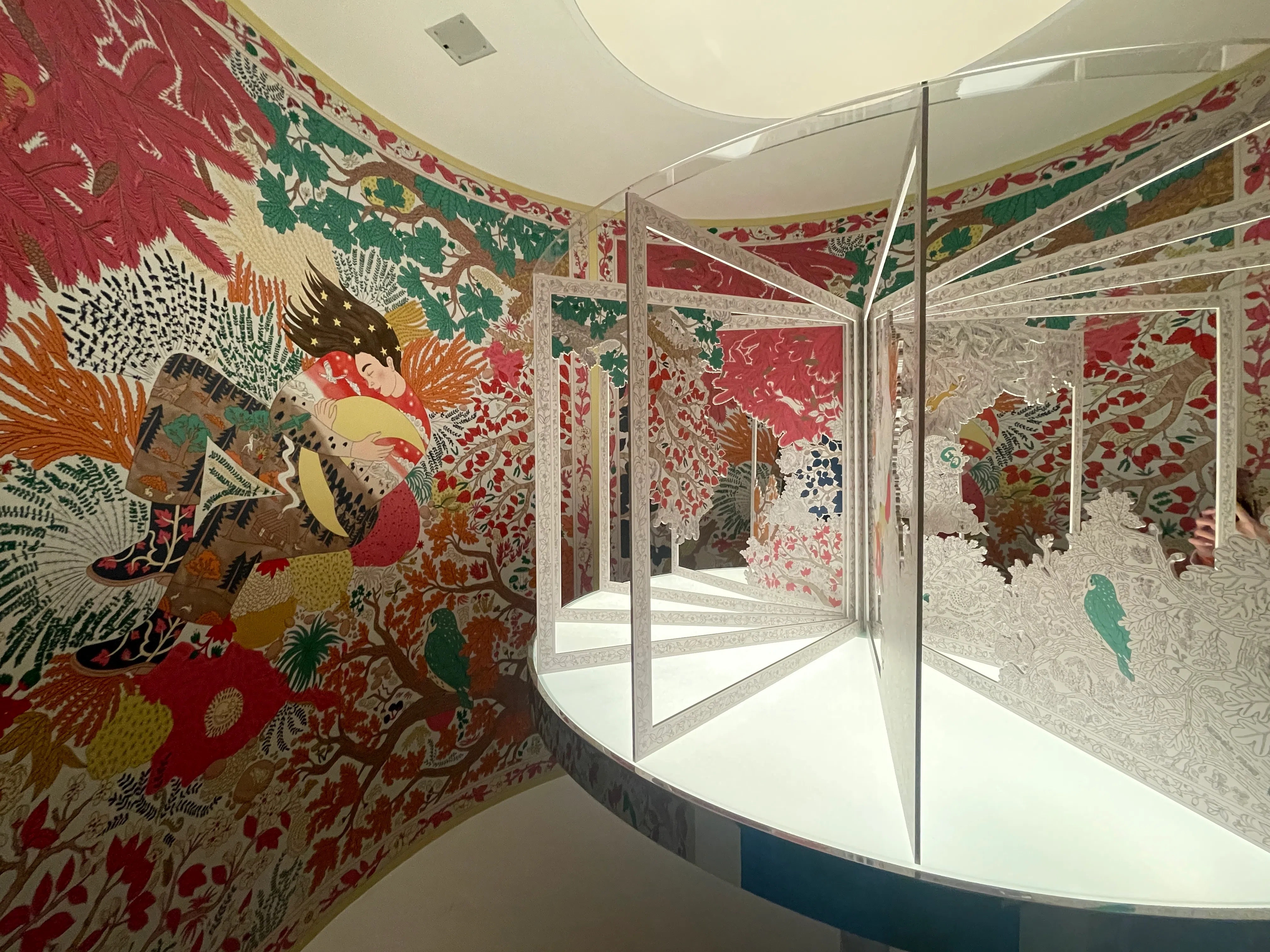 “丝绸传情之旅”呈现爱马仕丝巾图像的诗与远方。（林方伟摄）