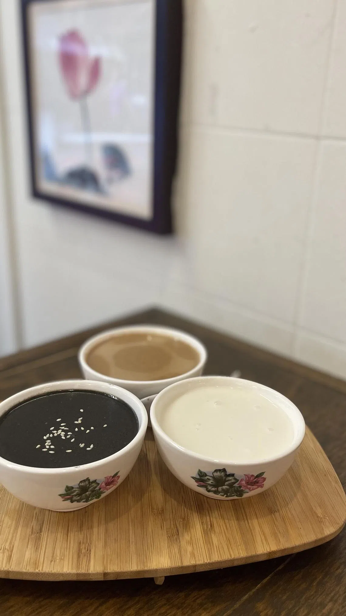 合家欢甜品店的“福禄寿”，可选一组三小碗的甜品。（黄靖晶摄）