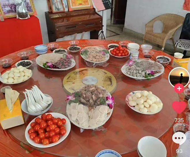汤唯家人准备了一大桌子菜。（微博）