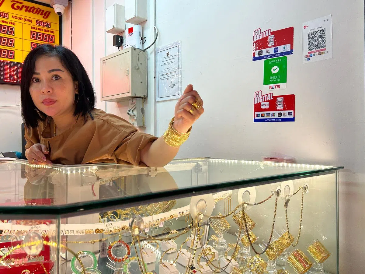 金店老板阿燕示范阿叔捶打柜台玻璃。（曾美玲 摄影）