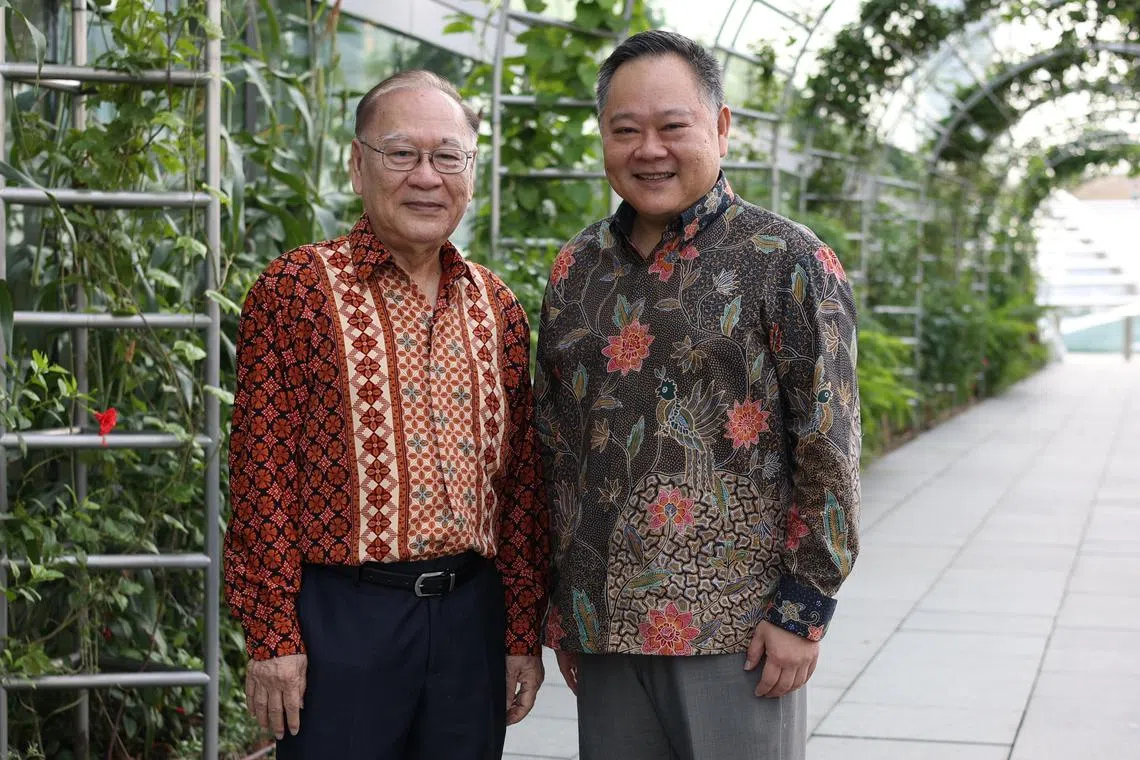 德教太和观创始主席李锦祥（左）星期六在种族与宗教和谐联谊晚宴上，获颁新设的“和谐之星”奖。这个奖旨在表彰个人和团体对于促进社会凝聚力和种族宗教和谐作出贡献。李锦祥去年交棒给德教太和观现任主席李金煌（右）。（郑一鸣摄）