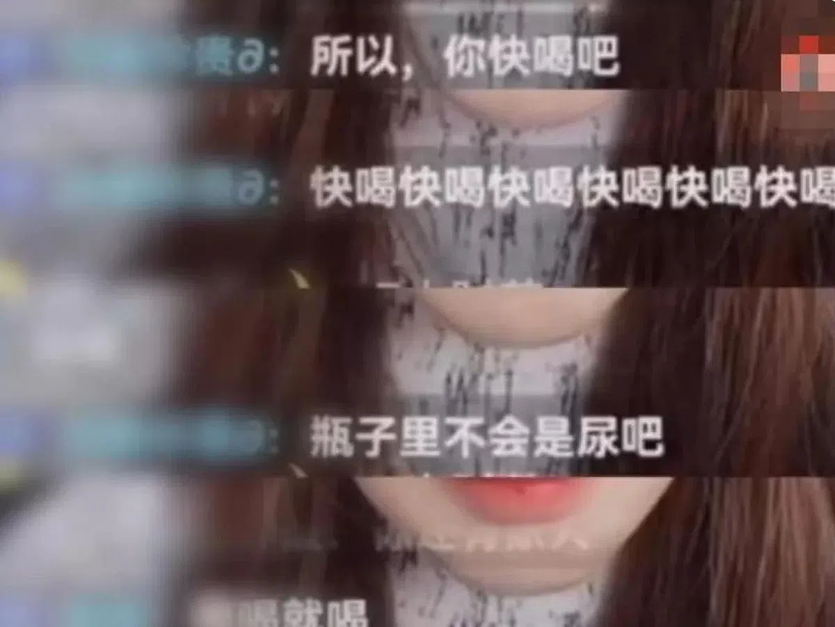一些网民在直播间怂恿女网红喝下瓶中的液体。（互联网）