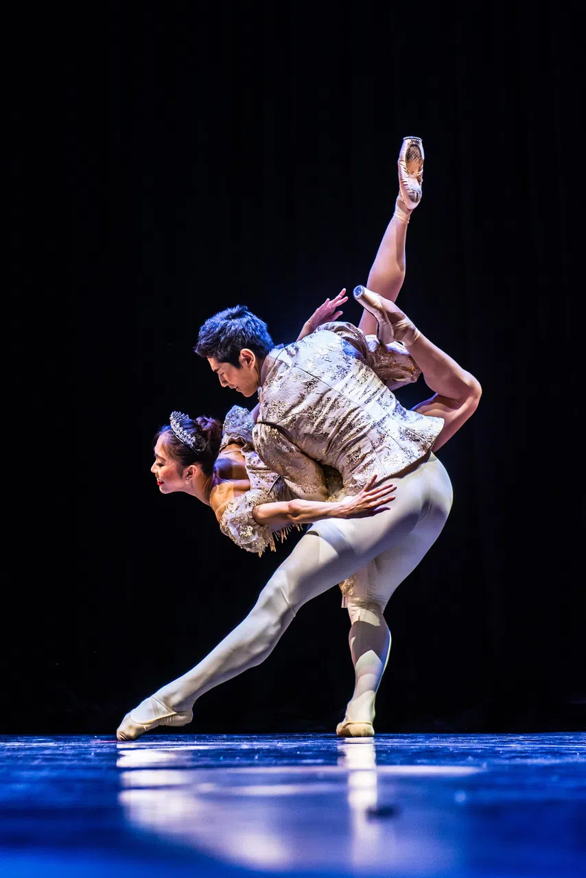 郭明宜（左）和上妻悟是《灰姑娘》首演当晚的主演搭档。（新加坡芭蕾舞团提供）