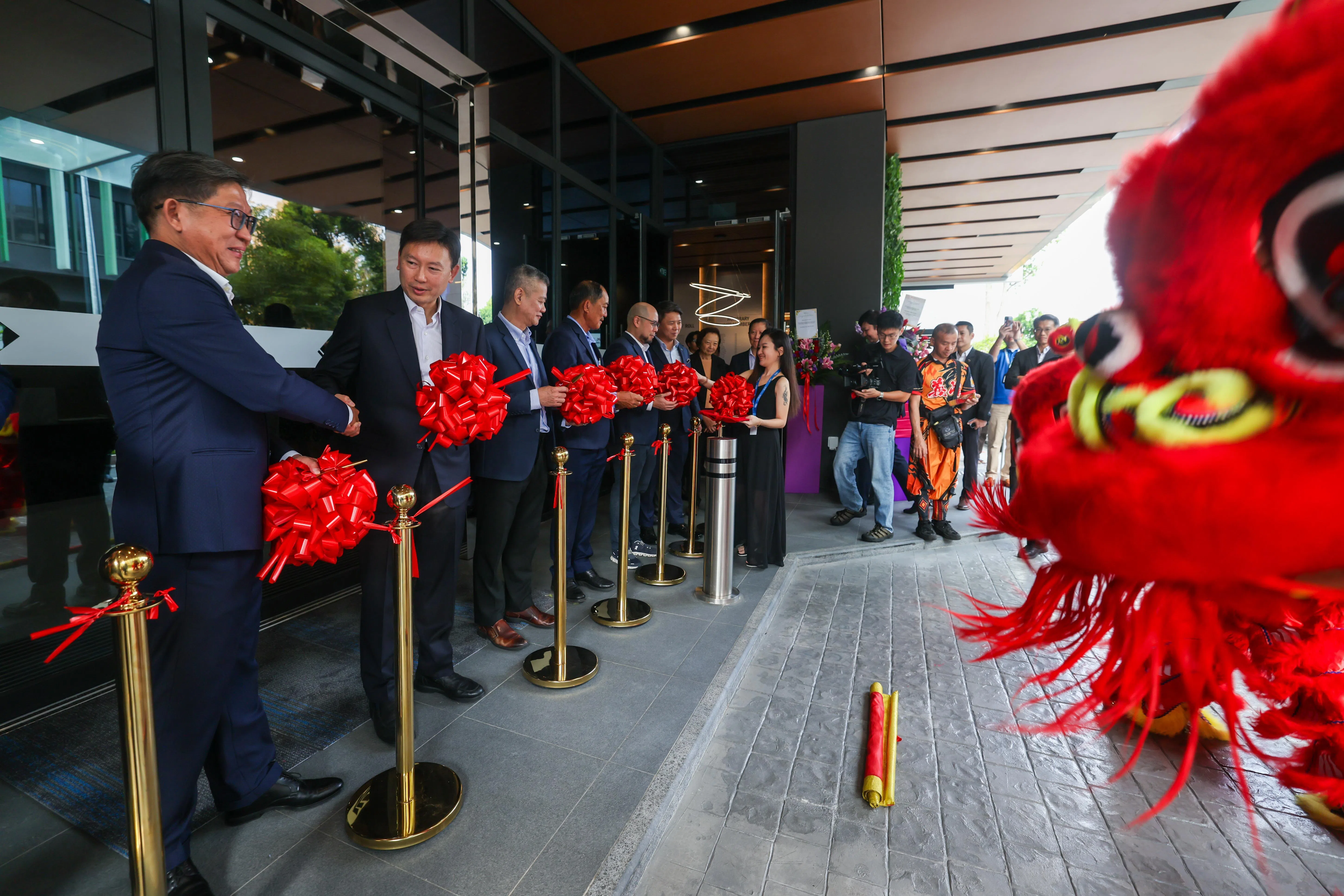 国家发展部长徐芳达（左二）星期五（2月6日）为新加坡建筑商公会建设中心主持剪彩仪式。左一为新加坡建筑商公会会长李佳财。（白艳琳摄）