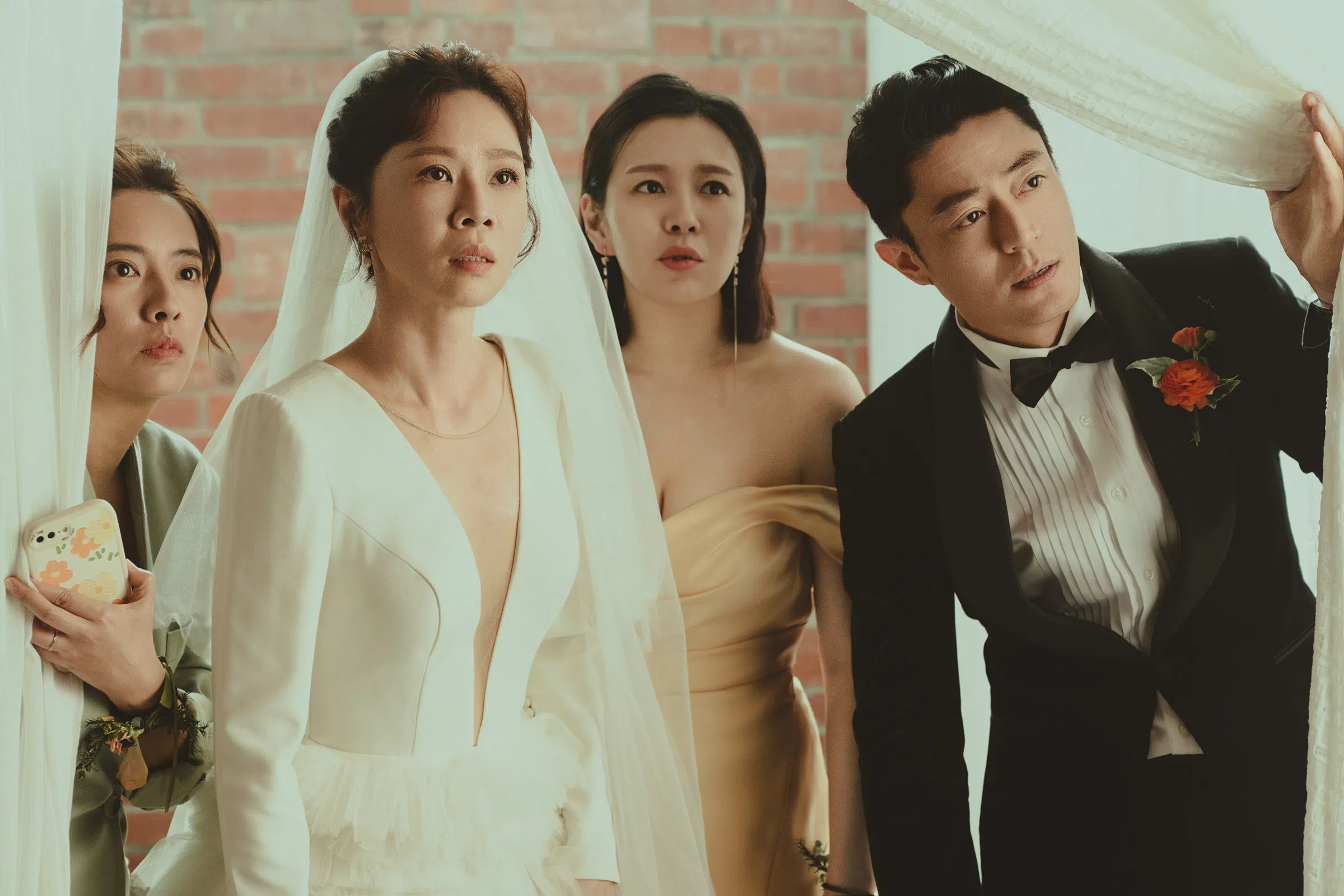 谢盈萱与（左二）与霍建华在《忘》扮演夫妻，周采诗（左一）和刘品言（右二）则是谢盈萱剧中的闺蜜。（Netflix提供）