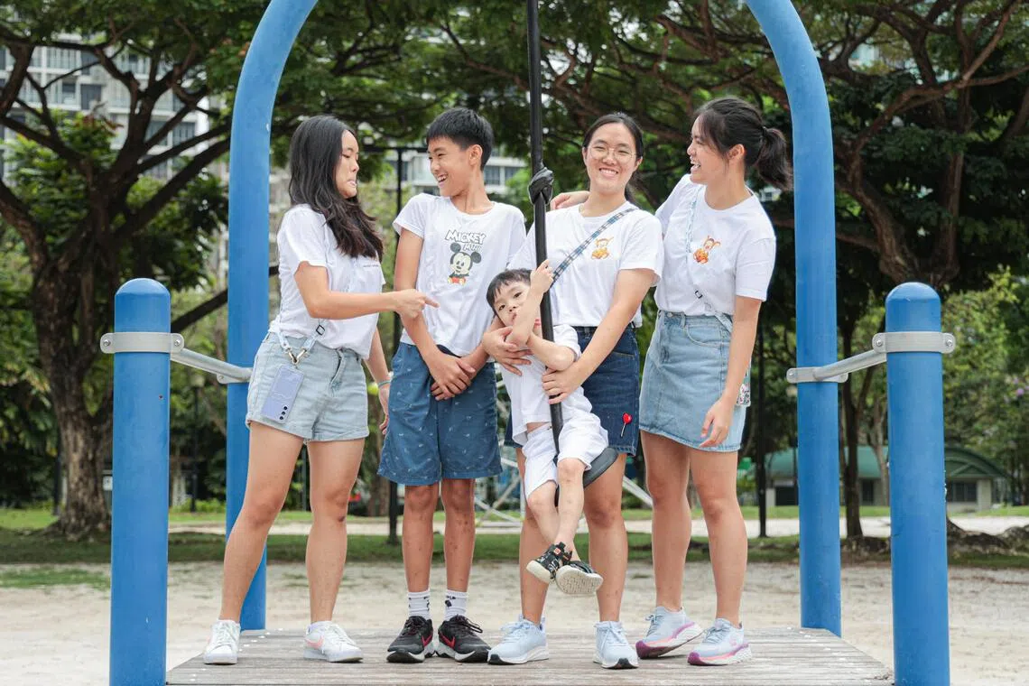 蔡家兄弟姐妹关系密切，排行老二的蔡雯欣（右一）称手足为“永远的朋友”。（李冠卫摄）