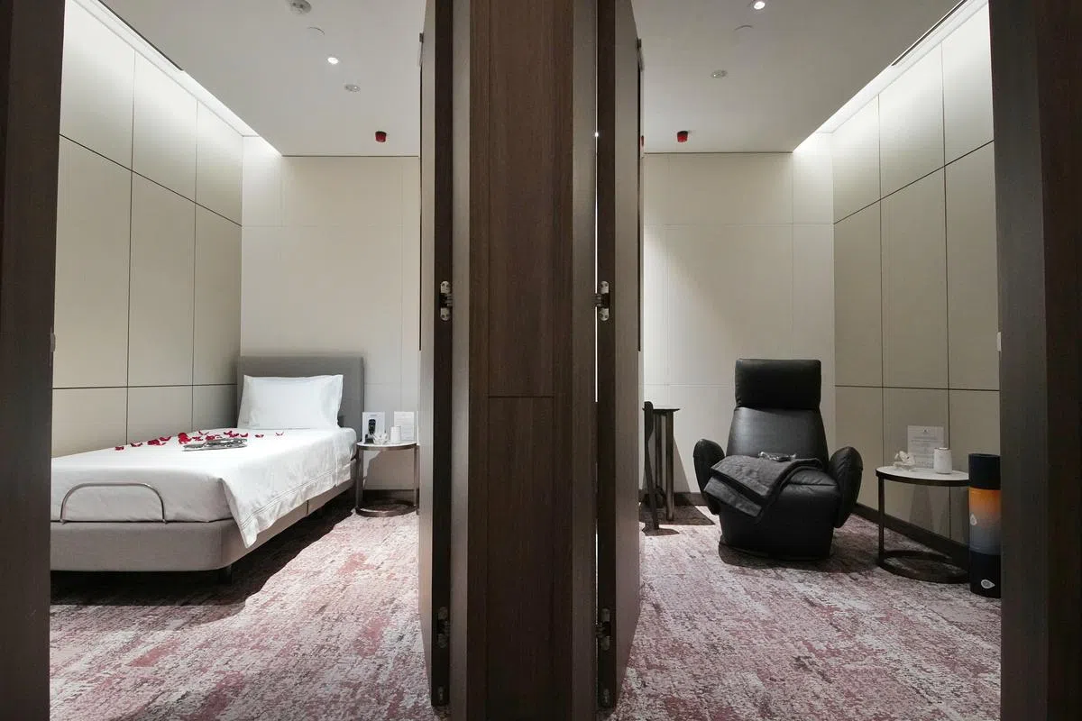 PPS俱乐部Solitaire级别会员、及新航套房和头等舱乘客可使用银刃贵宾室的头等舱贵宾室。要是想养神，可从四间休息房中任选一间，两间设有躺椅，两间设有床褥。（谢智扬摄）