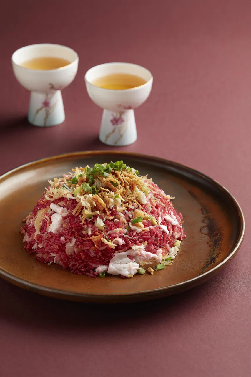瑶柱蛋白蟹肉芦笋红菜汁炒饭在烹炒过程中加入甜菜根汁，使每一粒米饭都染上鲜艳的红色，不仅视觉上引人注目，口感上也更丰富。（酒店提供）
