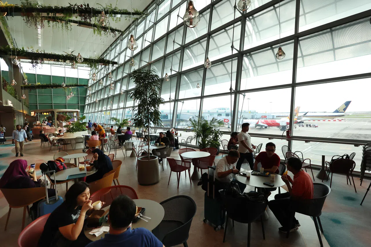 T2从天花板到墙面装饰和地毯的设计，都融入大自然元素，为访客营造静谧舒适的氛围。（梁麒麟摄）