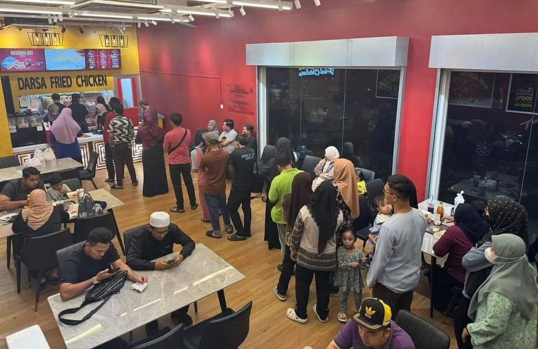 DFC炸鸡店营业首几日吸引许多回教徒光顾。其脸书管理员在回应网民对价格的评论时出言不逊引发争议，业者两度出面道歉。（取自DFC脸书）