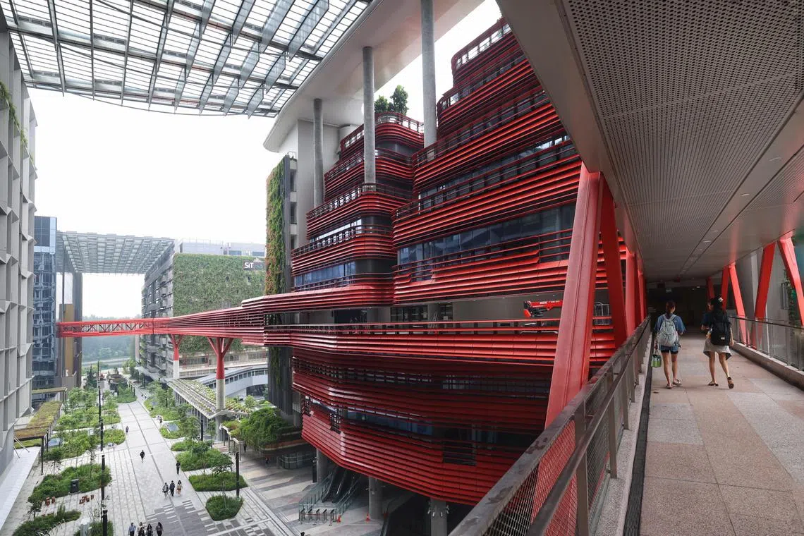 新工大西区校园已启用，这栋标志性的红色建筑设有图书馆、会议室等设施，为学生提供学习和交流空间。（郑一鸣摄）