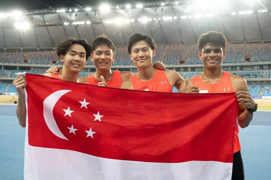 蔡瀚伟（左起）、何安恒、李仁和马克·路易斯，为我国赢得男子4X100米接力赛铜牌。（新加坡全国奥理会提供）