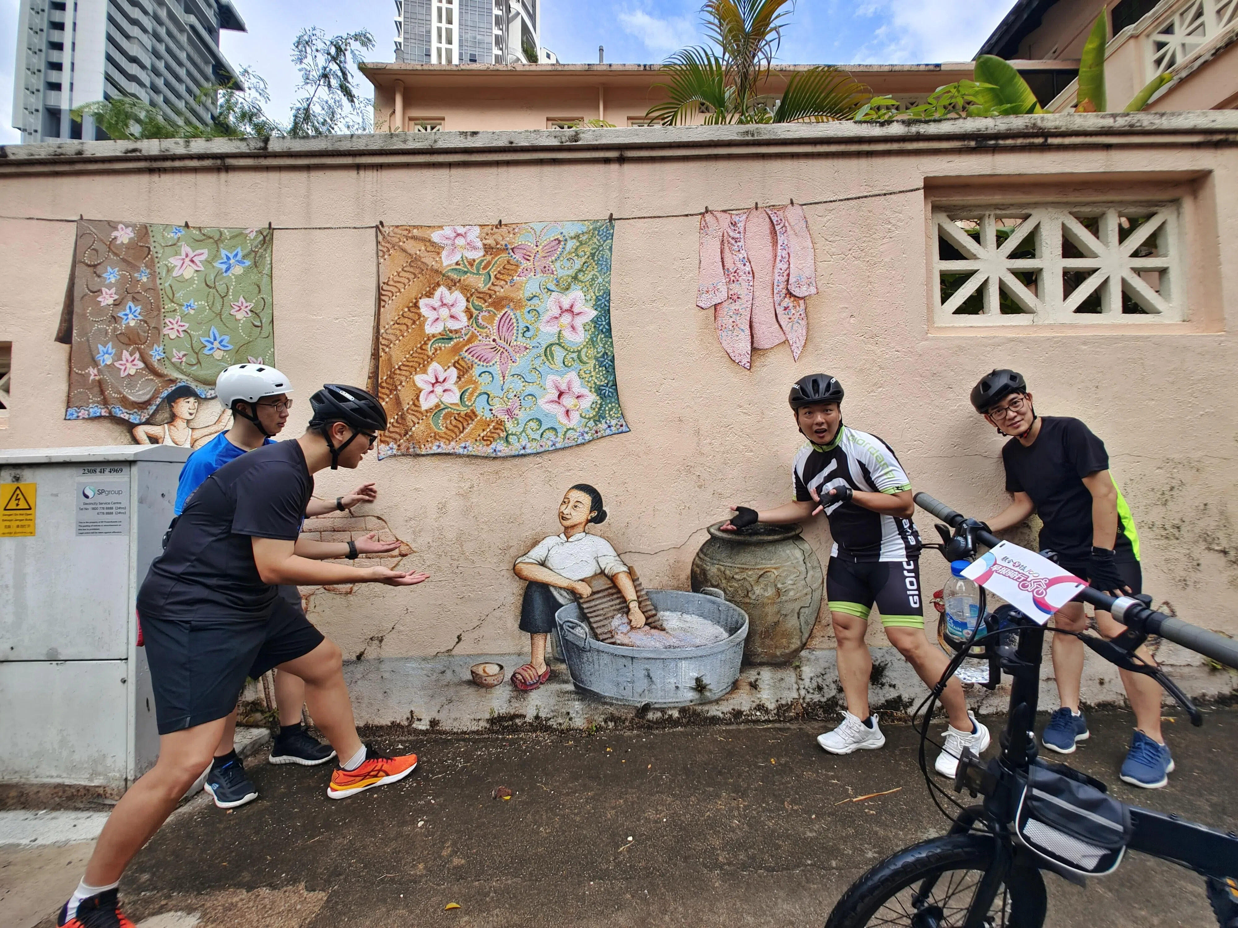 赖俊铭（左起）、李文良、佘玉霖和翁添保组成的“纵贯线”四人组赢得了早报骑行沿途摄影大赛，他们在作品中，与景点壁画融为一体，拍摄创意满满。（谢智扬摄）