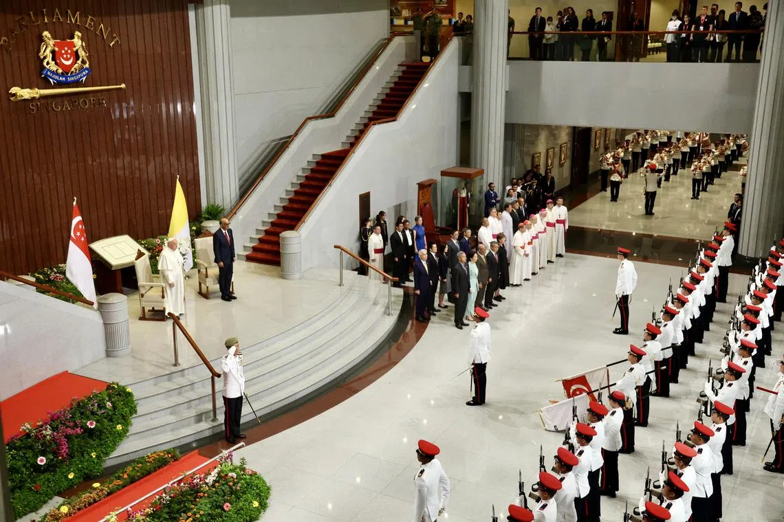 罗马天主教教宗方济各（左）星期四（9月12日）早上在国会大厦出席为他而设的正式欢迎仪式，军乐队先后演奏梵蒂冈和新加坡的国歌。我国国歌奏响时，方济各也随尚达曼总统（右）起身，以示尊敬。（邝启聪）