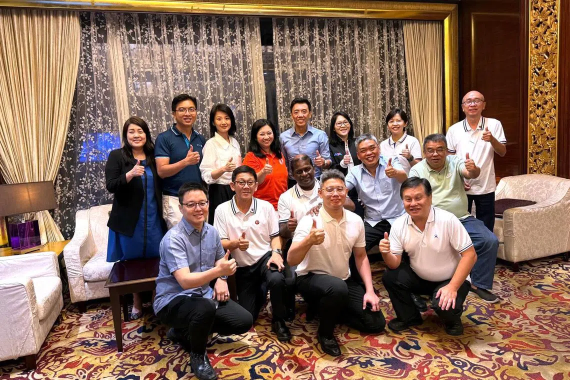 萧振祥（第三排右四）与国家发展部兼交通部高级政务部长孙雪玲（左三）和全国交通工友联合会执行秘书杨涴淩（左四）本周在中国广州考察当地自驾车的部署情况，随行的还有多名工会领袖。（交通部提供）