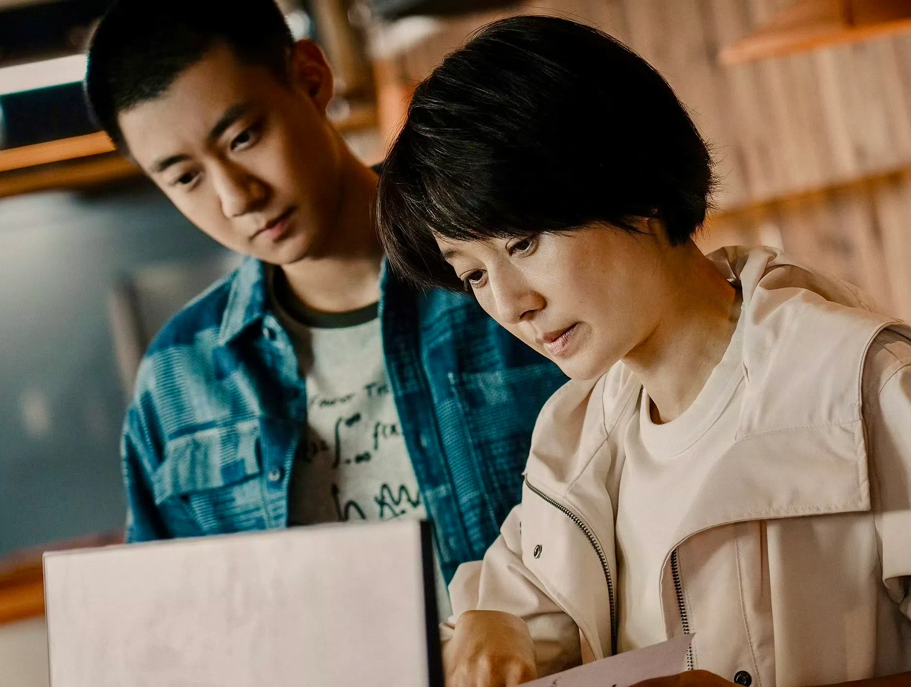 高至霆（左）说，马伊琍是一位能带动他表演节奏的对手演员。（取自剧集微博）