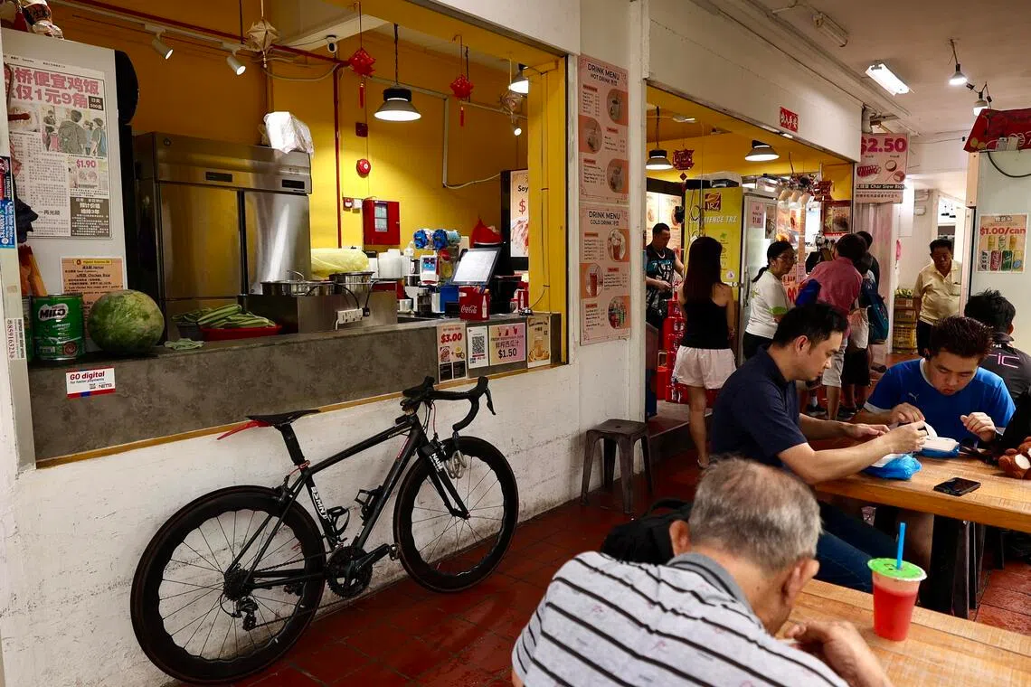 宏茂桥店外有三张桌子，让食客坐下用餐。（邬福梁摄）