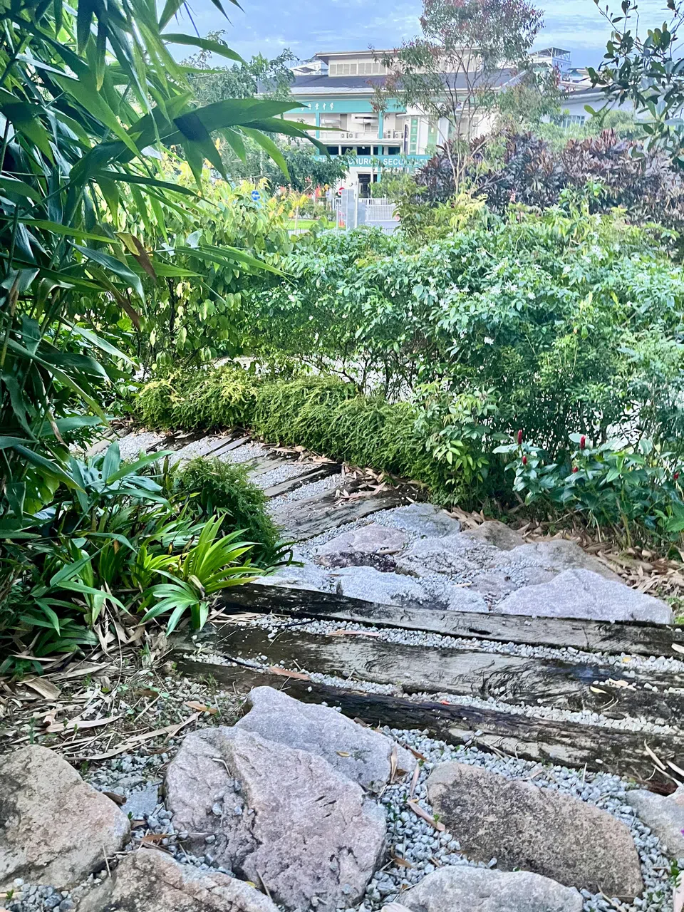 一不小心可能错过，走下小阶梯就会看到游乐园林。（陈映蓁摄）