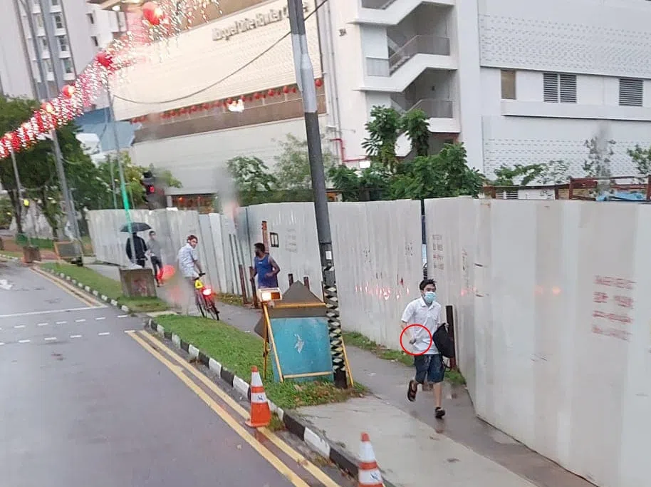 网上流传一张疑似嫌犯（白衣者）持刀从玛格烈通道小贩中心朝女皇镇地铁站方向跑去的照片。（取自脸书）