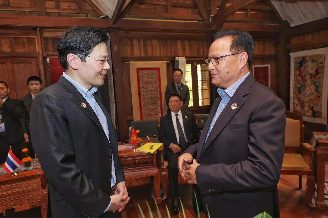 副总理兼财政部长黄循财（左）星期四（4日）出席在老挝琅勃拉邦召开的第11届亚细安财长与央行行长会议，并与老挝财长山提帕·丰威汉（右）会面。（通讯及新闻部提供）