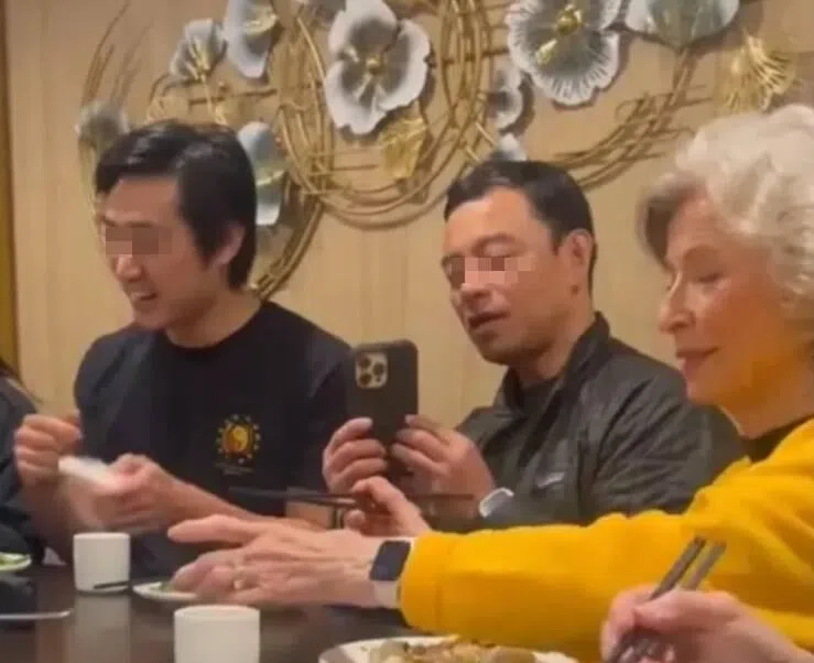 琳达（右）精神很好，气质优雅。（互联网）