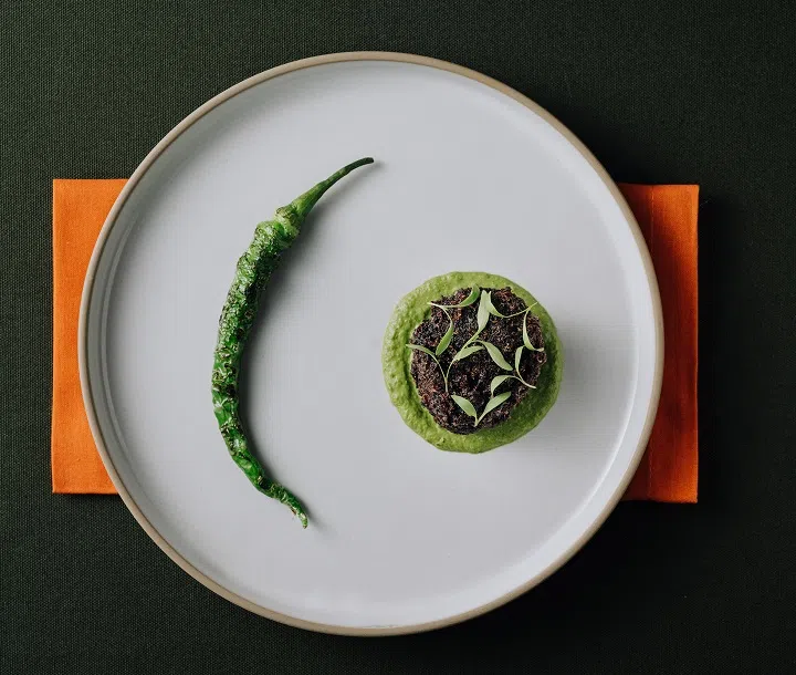 《米其林餐厅》评价道，JL Studio 的菜单向新加坡饮食文化致敬，菜色味道精巧，细致平衡，极富层次而带惊喜。新加坡经典菜色被巧妙重新演绎。（JL Studio）