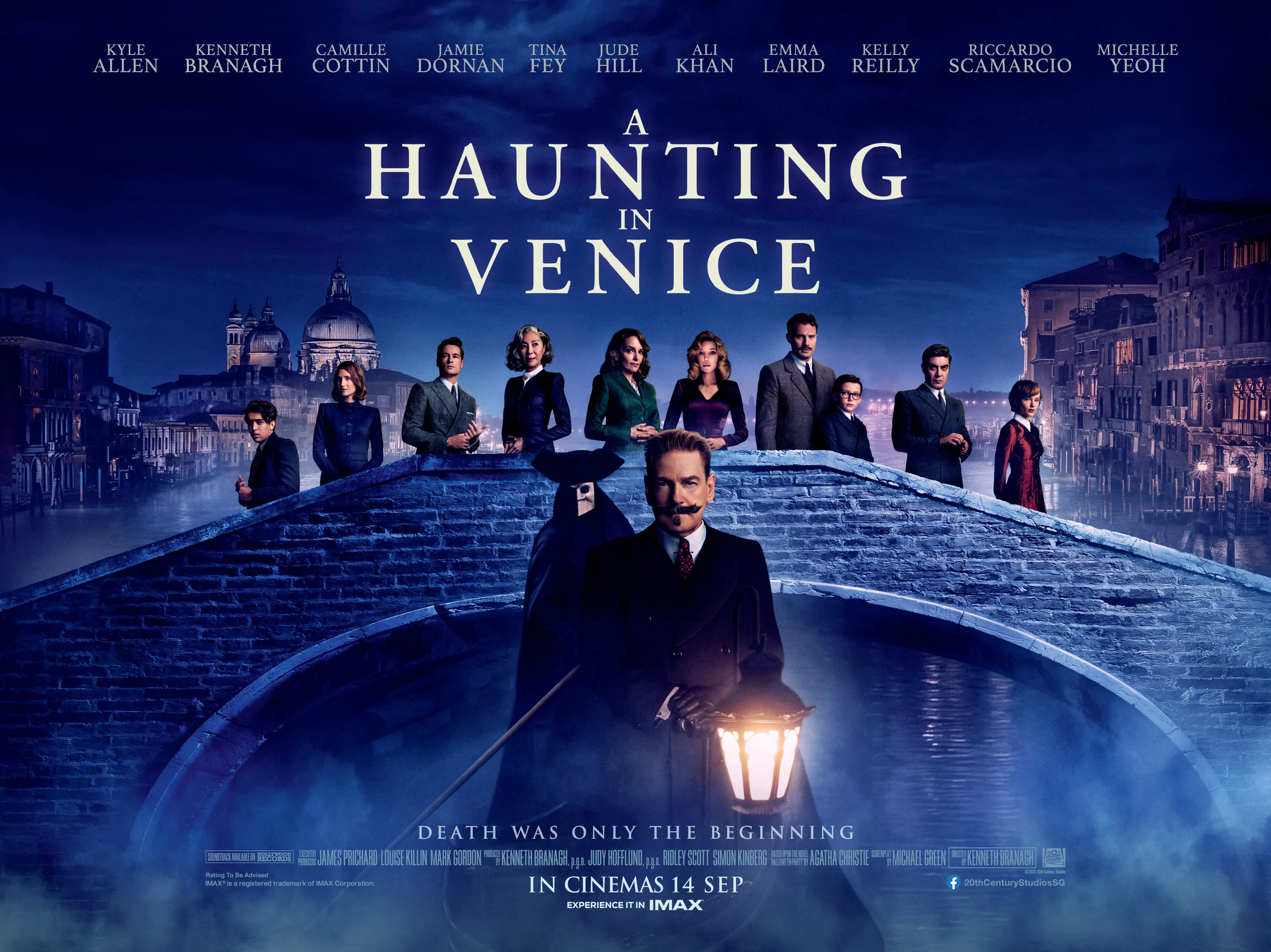 奥斯卡首位华裔影后杨紫琼在《威尼斯惊魂夜》中饰演灵媒。（迪士尼提供）