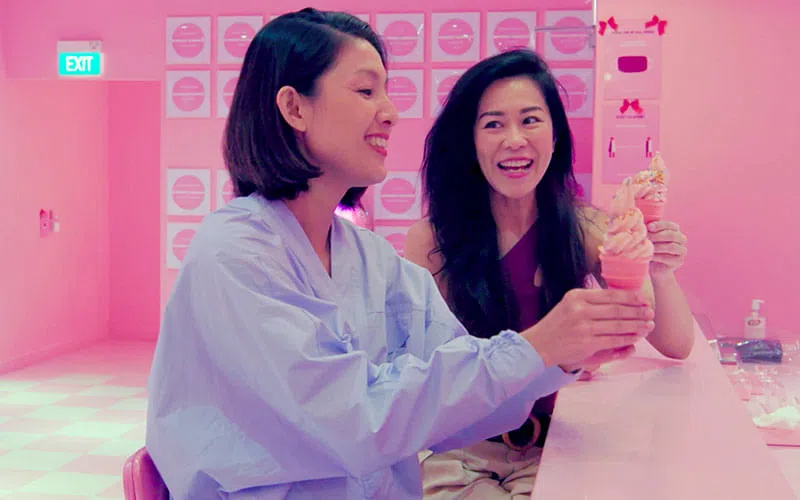 和闺蜜一起享用粉红冰淇淋，少女心瞬间爆棚。（图／新加坡冰淇淋博物馆提供）