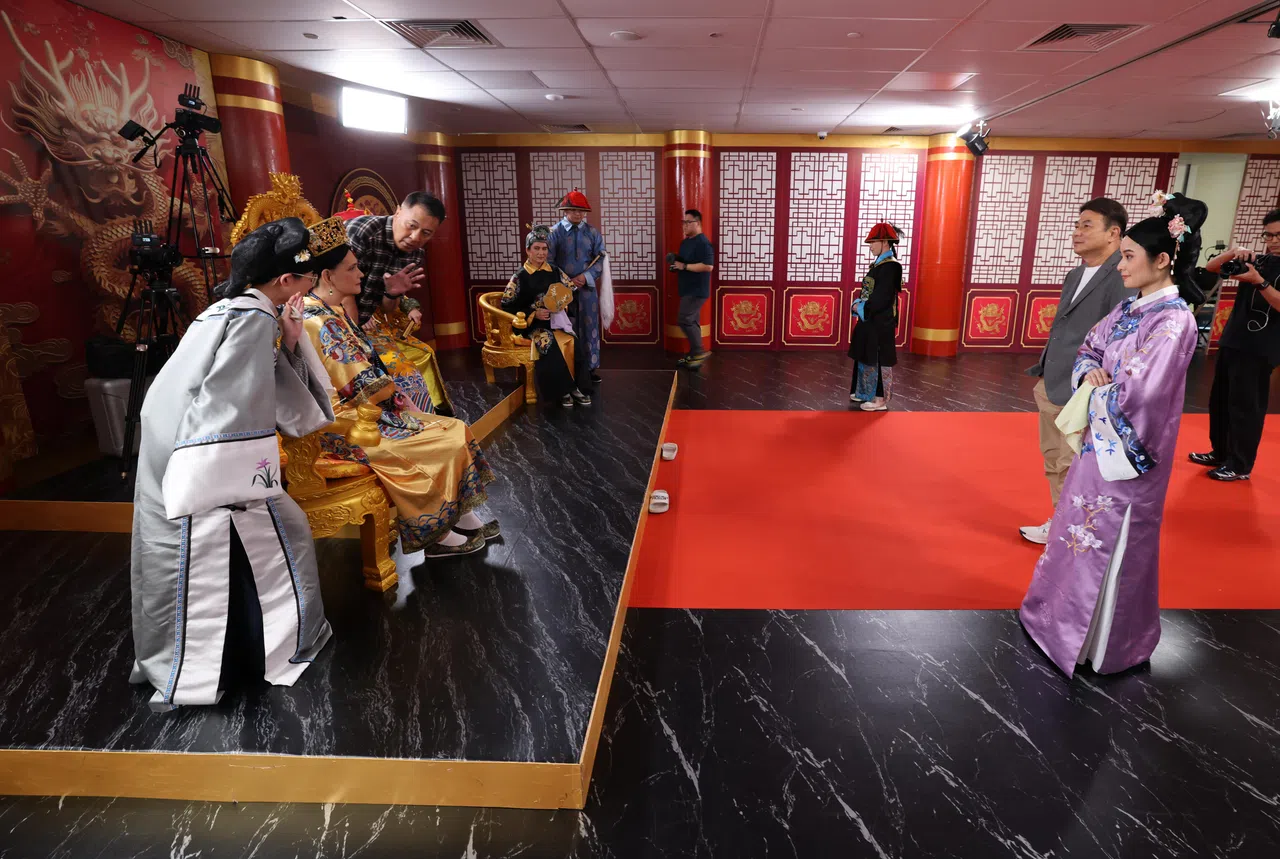 媒体探班时，部分训练班学员在艺人张水发的指导下排演宫廷剧。（梁麒麟摄）