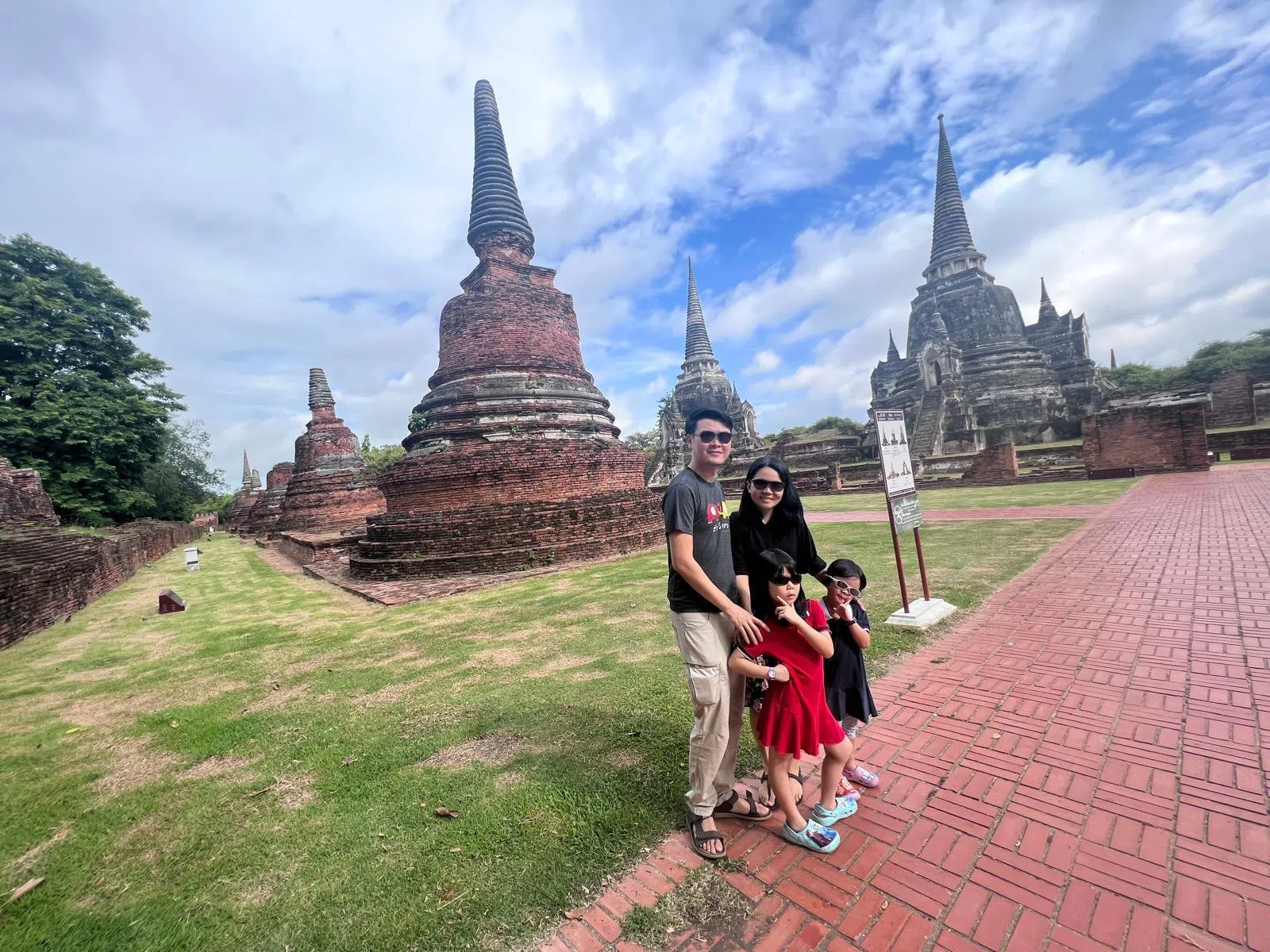 陈骏扬（左）一家四口移居泰国大城府，他坦言当地生活和本地差不多，虽然该城市不比新加坡繁华便利，但生活便利，物质没有匮乏。（受访者提供）