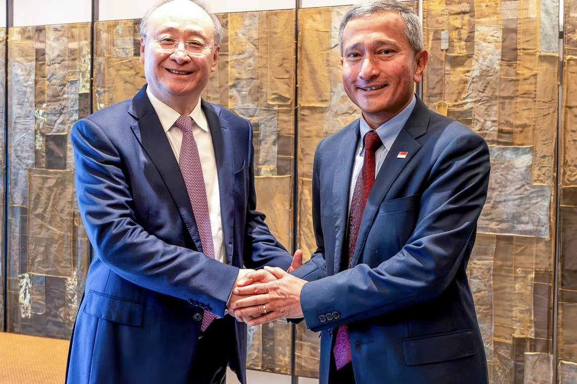 中共政治局委员、北京市委书记尹力（左）应我国外长维文医生（右）邀请访问新加坡，图为尹力星期三（2月19日）抵新后两人会面。（取自维文脸书）