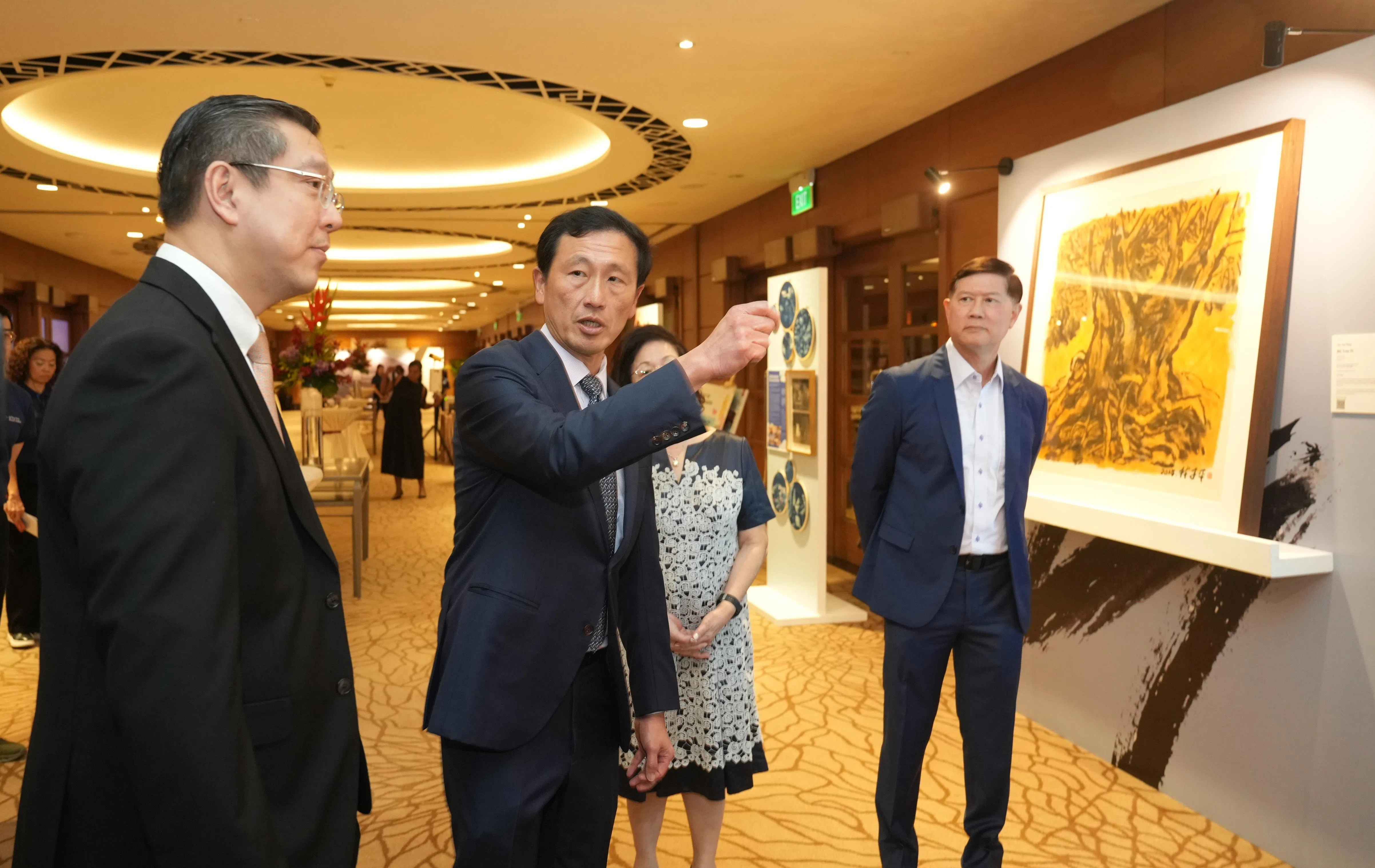 社会政策统筹部长兼卫生部长王乙康（左二）等人欣赏由善心人士捐献供拍卖的已故书画家林子平画作；左起为黄廷方综合医院和裕廊社区医院总裁陈学扬副教授；右一起为裕廊保健基金董事主席王建忠教授、黄廷方综合医院筹款晚宴筹委会主席黄淑娇。（ 谢智扬摄）