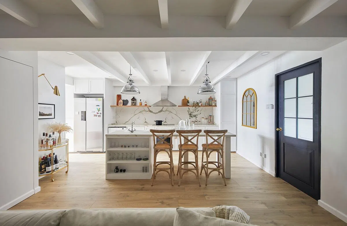 岛屿形餐桌提升了厨房农舍美感。